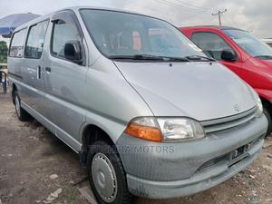 Toyota Hiace Bus 2